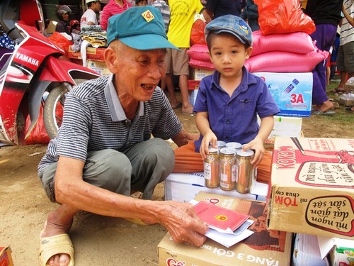 Благородный поступок соотечественников к жителям провинции Куангбинь, пострадавшим от наводнения - ảnh 1